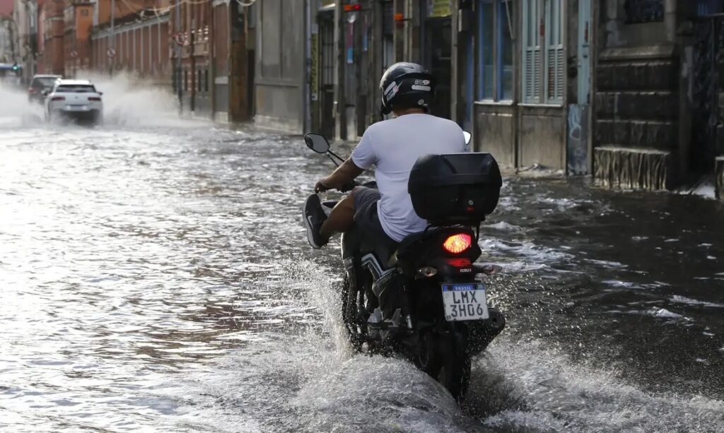 Prefeito do Rio decreta situação de emergência após chuvas intensas