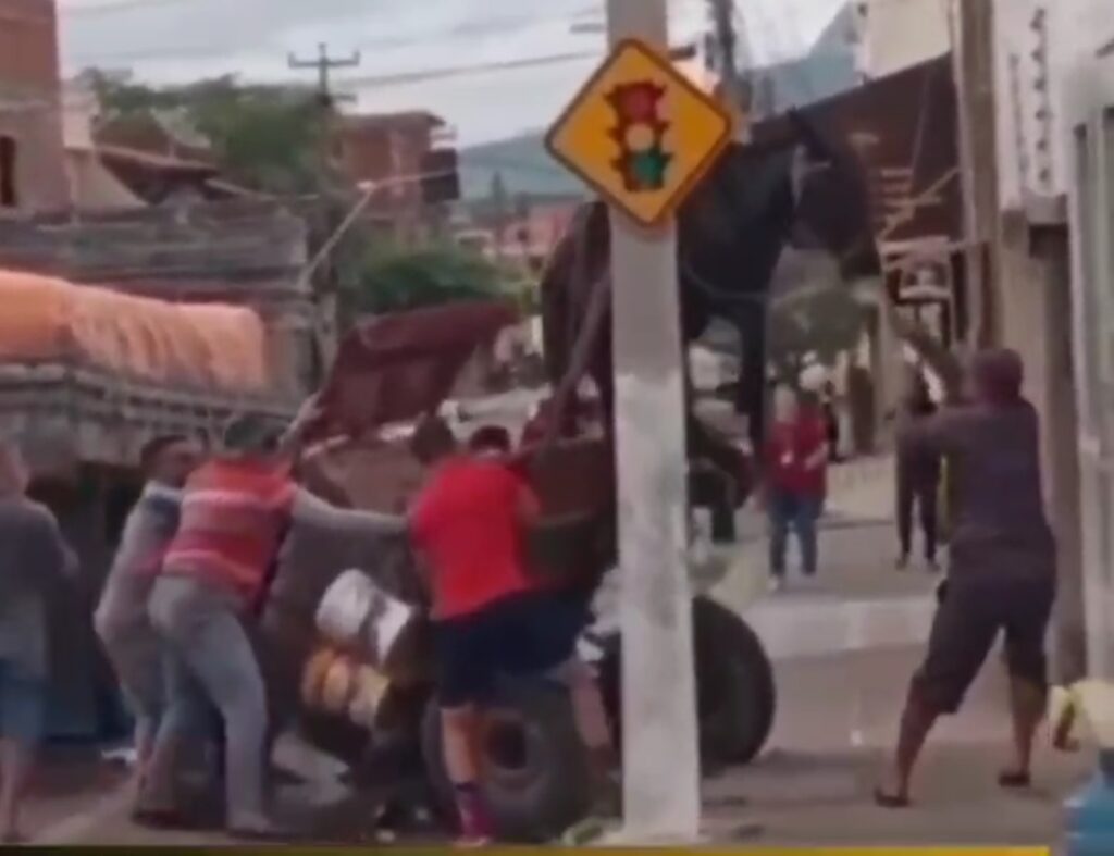 Acidente de trânsito em Quixadá termina com burro suspenso por carroça