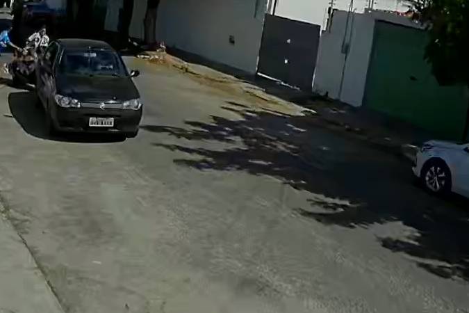 Subtenente da PM tem moto roubada após ser abordado por casal em rua de Fortaleza