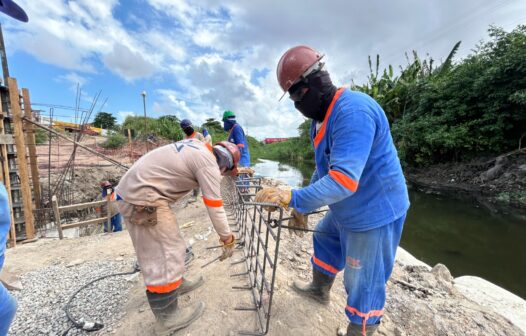 Ponte que vai ligar os bairros Dom Lustosa e Antônio Bezerra deve ser entregue no segundo semestre