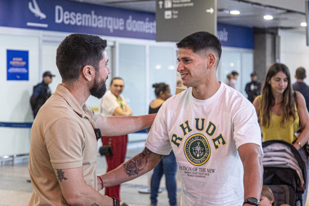 Atacante uruguaio Facundo Barceló chega para se apresentar ao Ceará