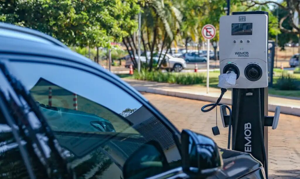 Carros elétricos com importação excedente pagarão tarifas a partir deste mês