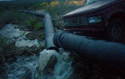 Colisão de veículo rompe adutora e deixa Tauá sem abastecimento de água