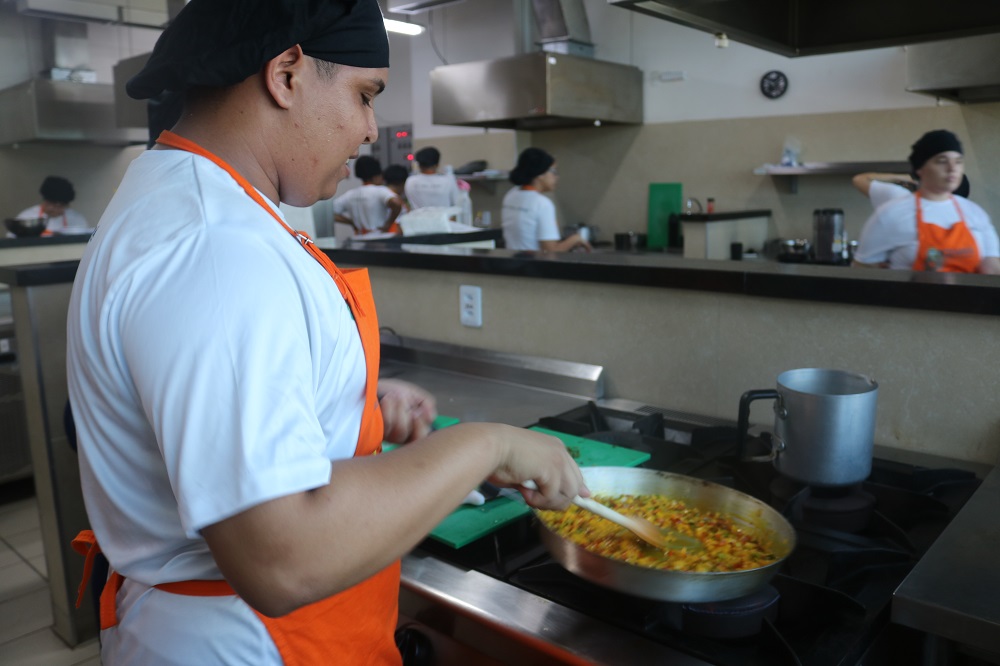 Escola de Gastronomia Social oferta 140 vagas para cursos gratuitos em janeiro