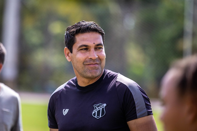 Ceará anuncia a renovação de Erivelton como técnico do time feminino