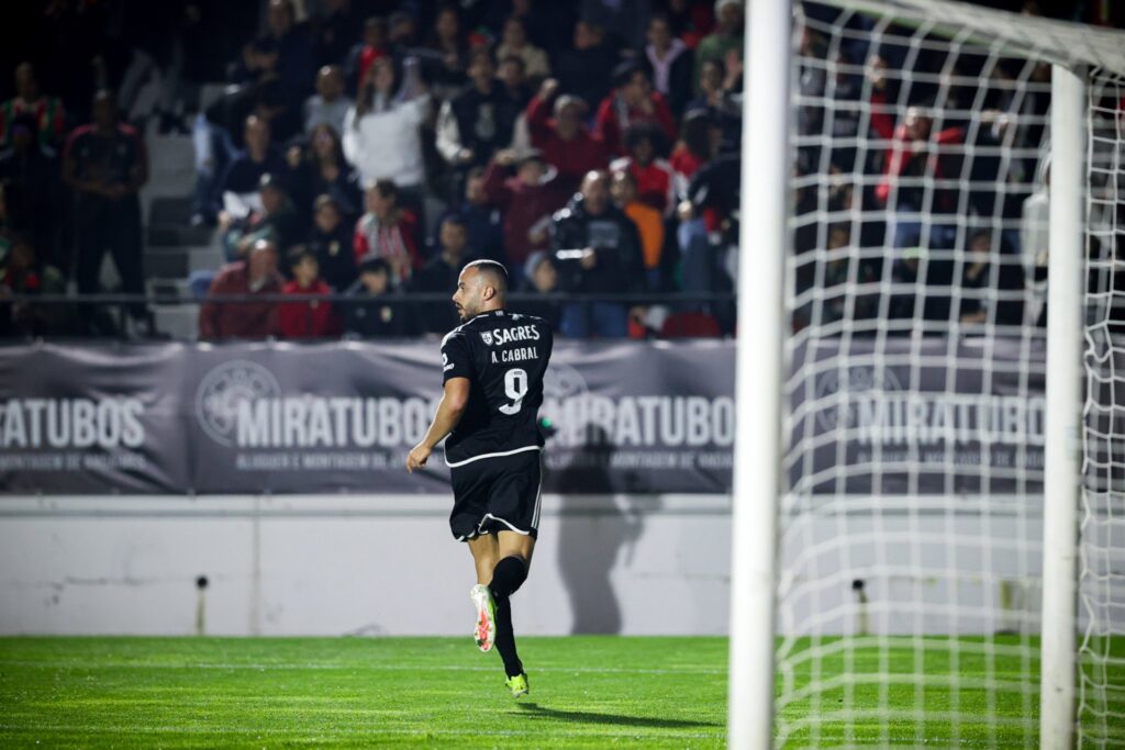 Ex-Ceará, Arthur Cabral marca golaço de bicicleta no Benfica