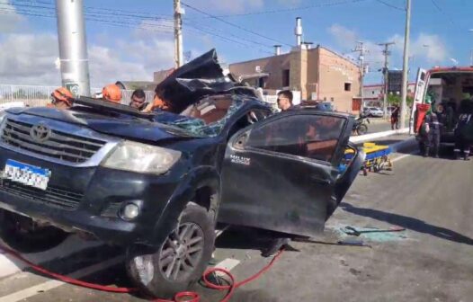 Hilux colide em poste e cinco pessoas ficam feridas no Eusébio