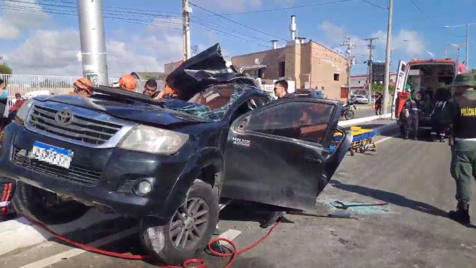 Hilux colide em poste e cinco pessoas ficam feridas no Eusébio