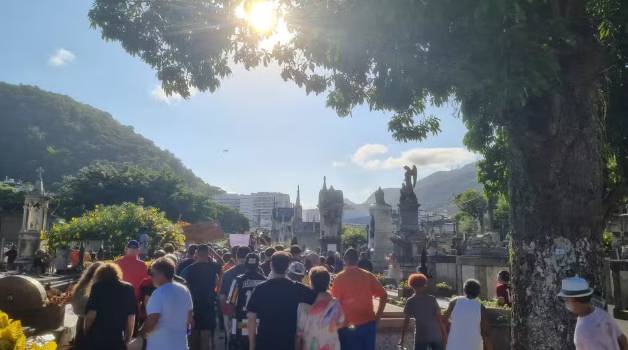 Sob aplausos e comoção, corpo de Zagallo é sepultado no Rio de Janeiro