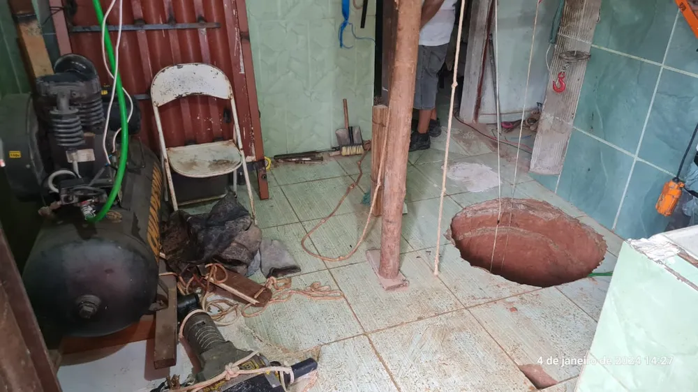 Após sonhar que acharia ouro, idoso cava buraco de 40 metros dentro de casa, escorrega e morre