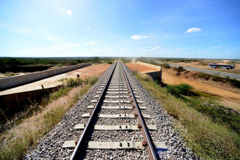 Transnordestina: Elmano assina ordem de serviço para construção de mais dois trechos no Ceará