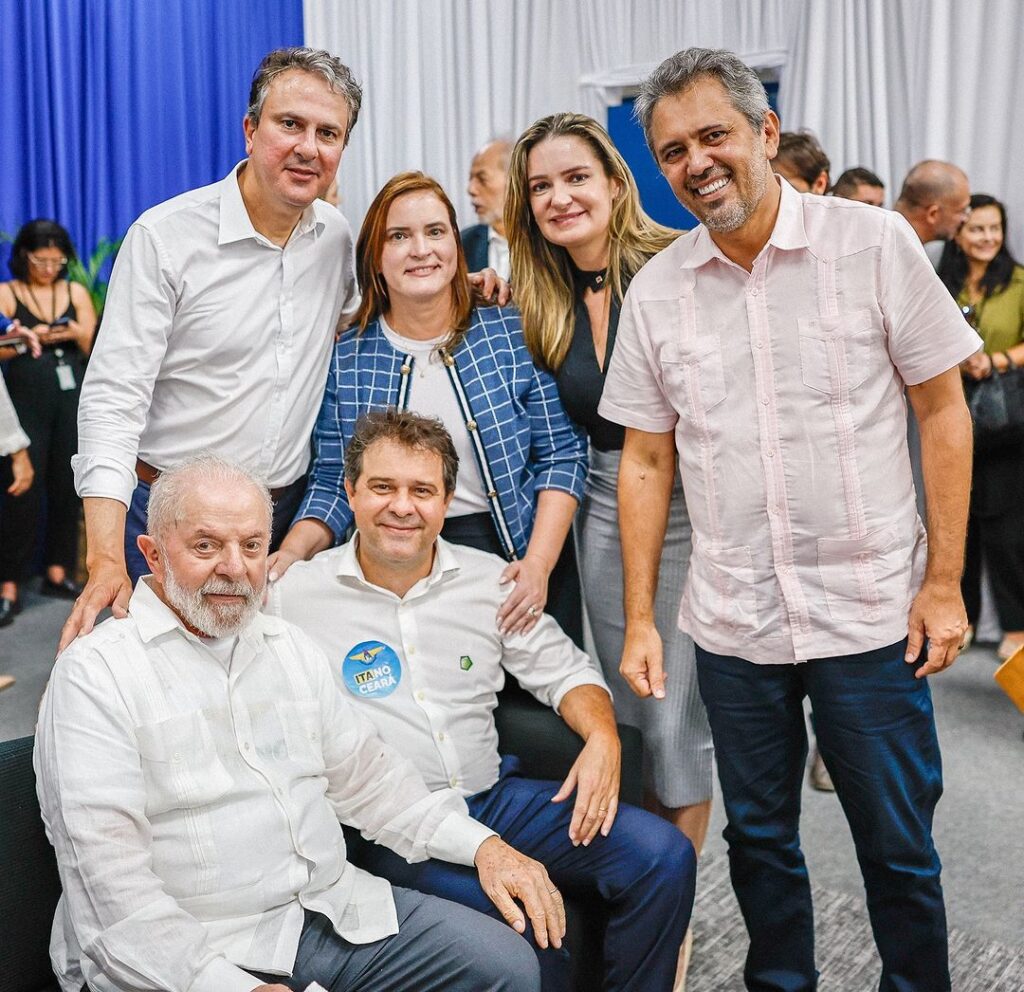 Pré-candidato do PT à Prefeitura de Fortaleza, Evandro Leitão posa ao lado de Lula, Camilo e Elmano