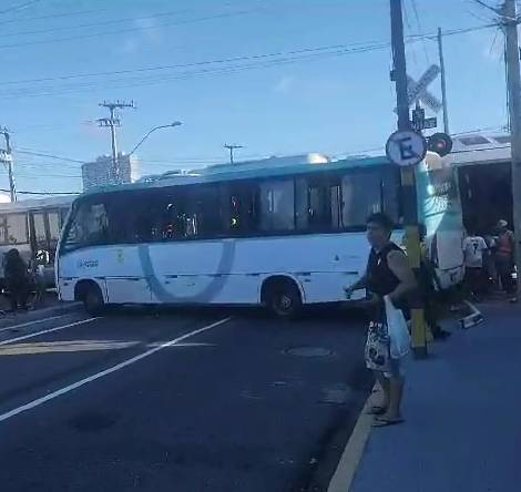 Colisão entre microônibus e trem deixa pelo menos sete feridos em Fortaleza