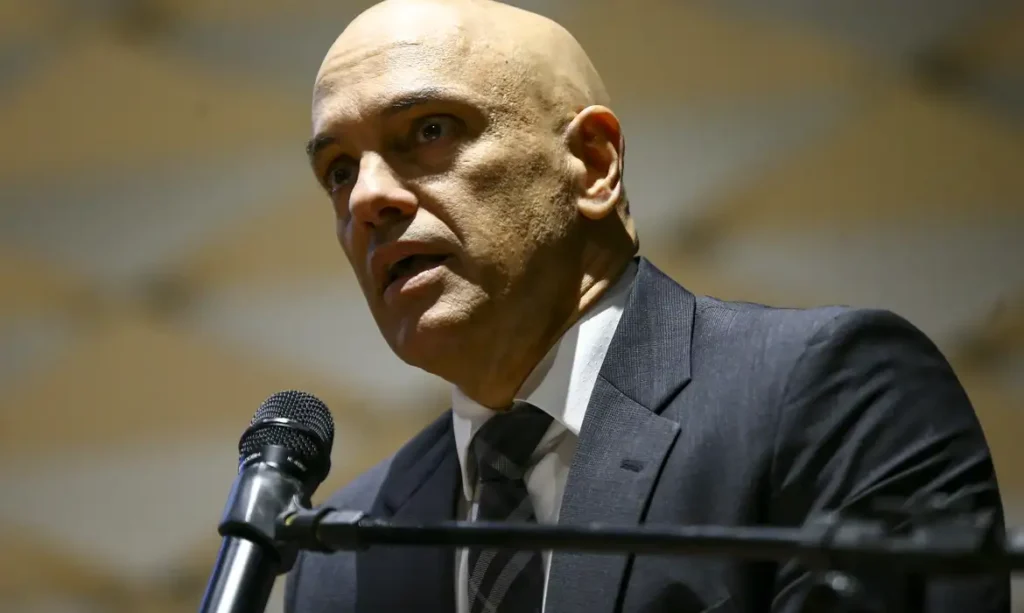 Alexandre de Moraes manda Polícia Federal apurar filiação falsa de Lula ao PL