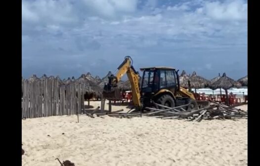 Praia do Futuro: estrutura de barraca é demolida após decisão judicial