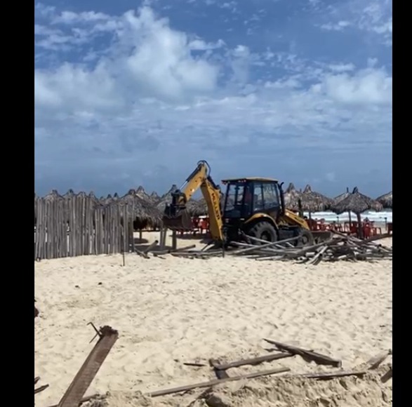 Praia do Futuro: estrutura de barraca é demolida após decisão judicial