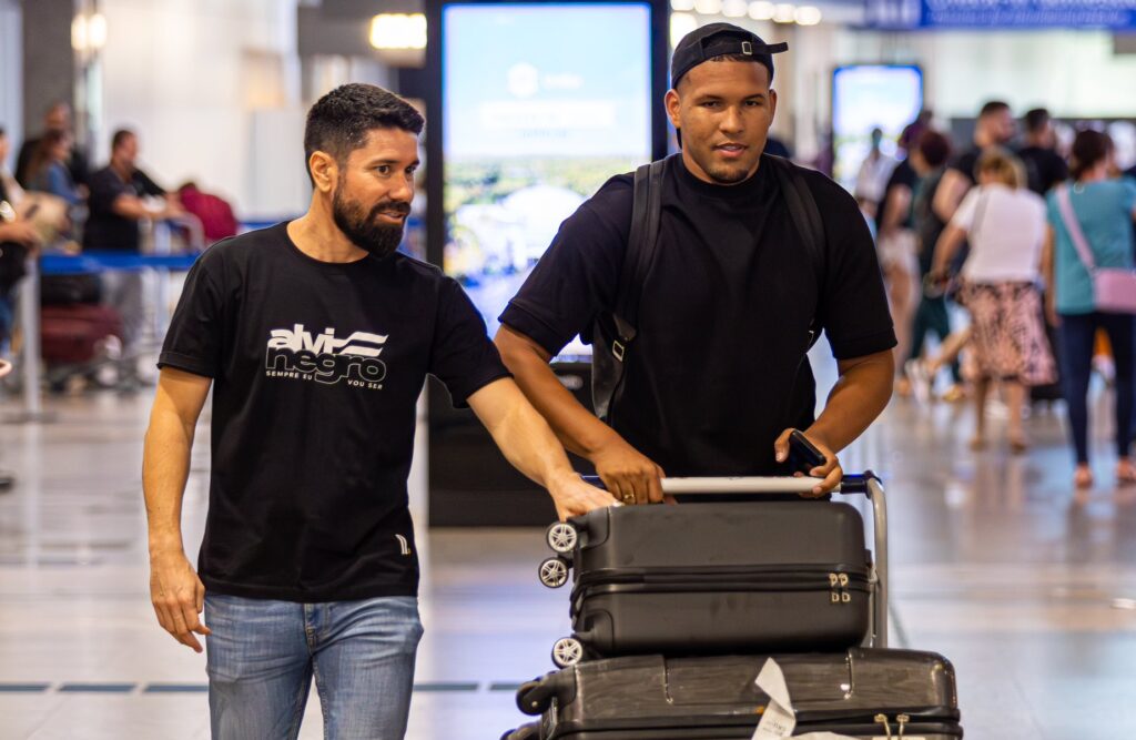 Novo reforço do Ceará, zagueiro Matheus Felipe desembarca na capital cearense