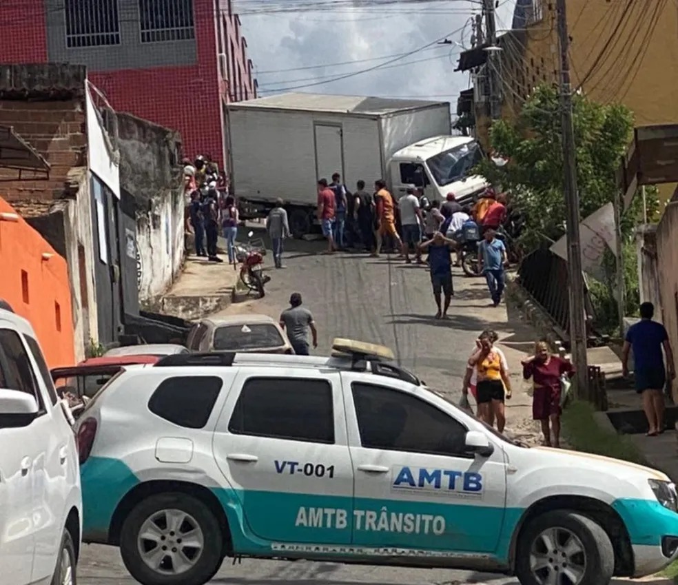 Caminhão atropela e mata pai, mãe e filho em Baturité, no Ceará