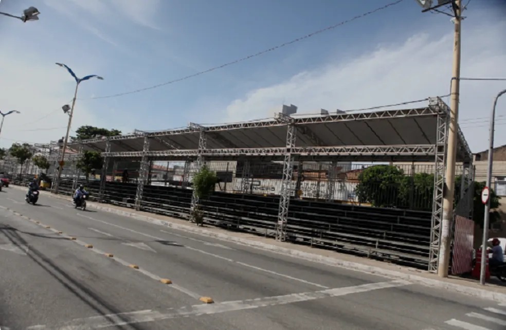 Trecho da Av. Domingos Olímpio é interditado para montagem de estrutura do Carnaval