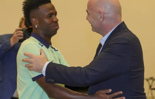 Presidente da Fifa defende derrota automática em casos de racismo no futebol 