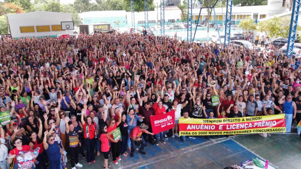 Professores de Fortaleza aprovam estado de greve por reajuste salarial e buscam acordo com a Prefeitura