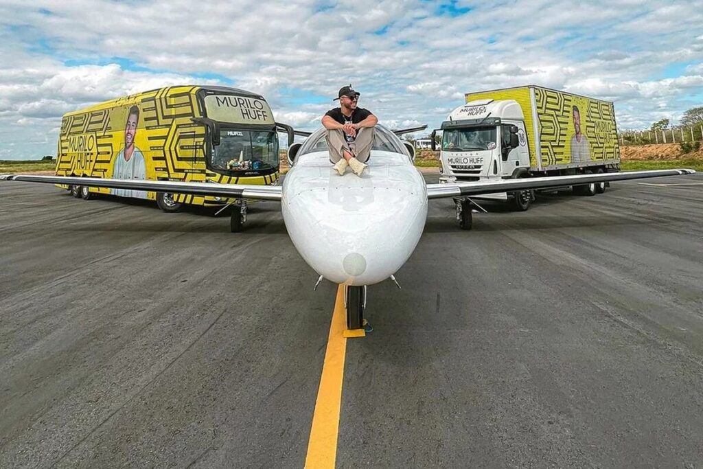 Após avião cair em vala no aeroporto de Goiânia, Murilo Huff tranquiliza fãs: ‘Não estava na aeronave’