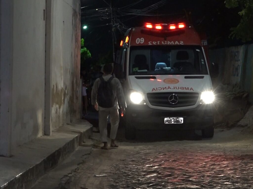 Jovem é agredida e deixada na rua no Presidente Kennedy, em Fortaleza