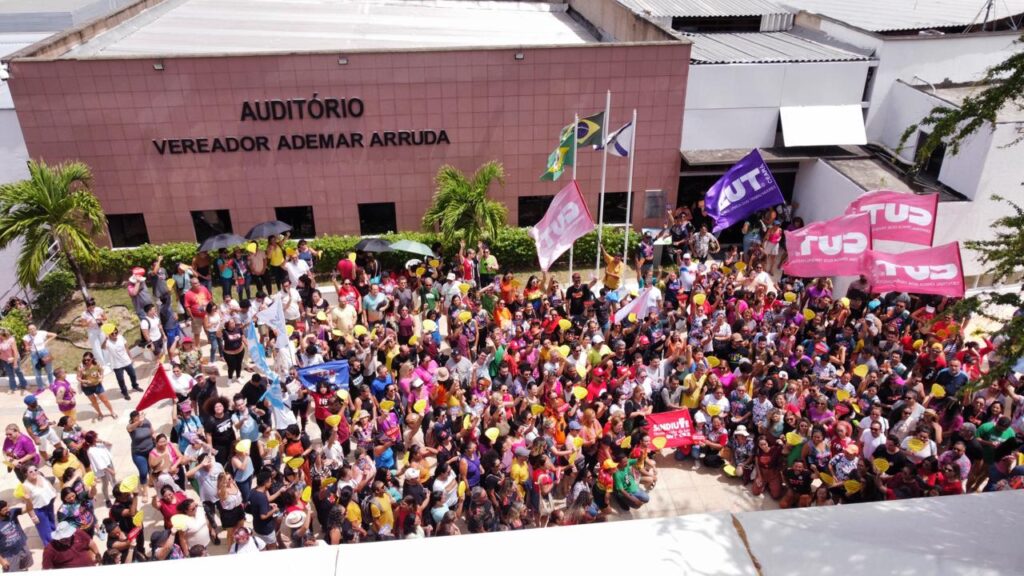 Em paralisação, Professores fazem ato na Câmara Municipal de Fortaleza