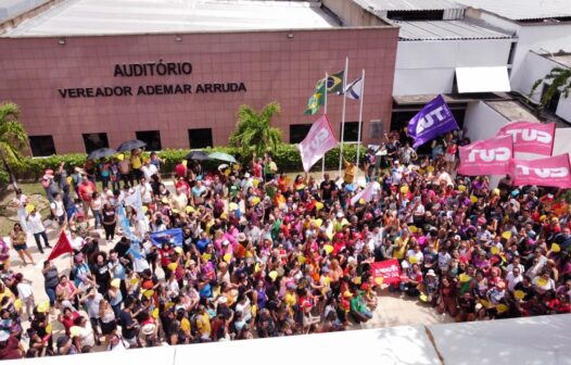 Em paralisação, professores fazem ato na Câmara Municipal de Fortaleza