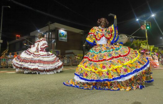 Carnaval 2024: Maracatus desfilam na av. Domingos Olímpio, em Fortaleza
