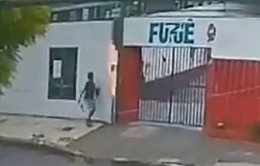 Homem é flagrado ateando fogo a medidor de energia de bar em Fortaleza
