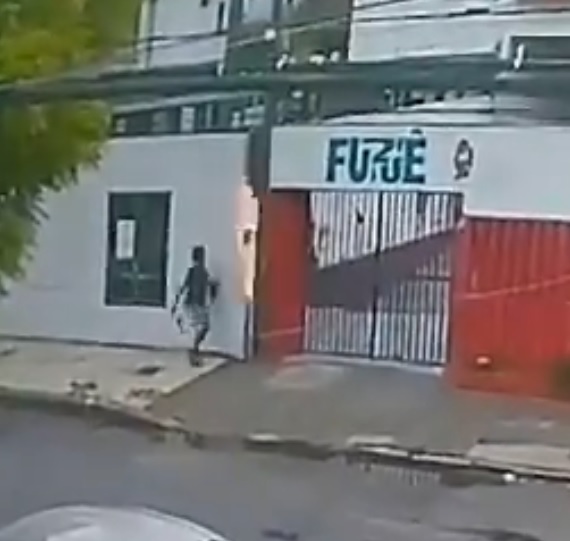 Homem é flagrado ateando fogo a medidor de energia de bar em Fortaleza