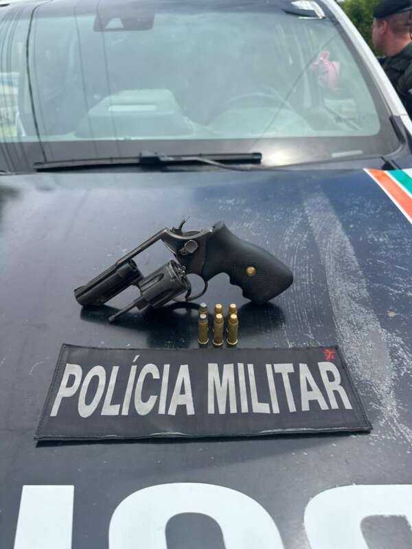 Homem é preso em flagrante portando arma de fogo após tentativa de fuga