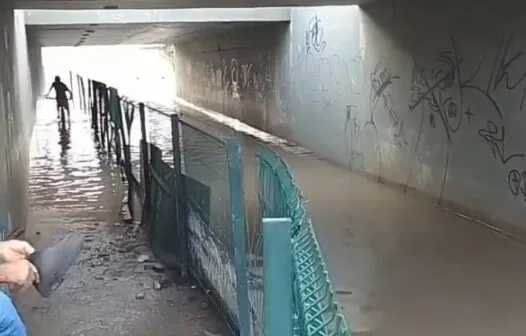 Chuva deixa túnel alagado no bairro Aracapé, em Fortaleza