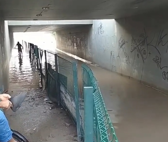 Chuva deixa túnel alagado no bairro Aracapé, em Fortaleza