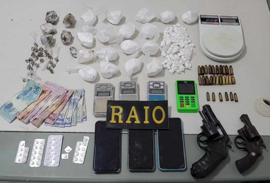 Polícia prende em flagrante dois homens suspeitos de tráfico de drogas em Sobral