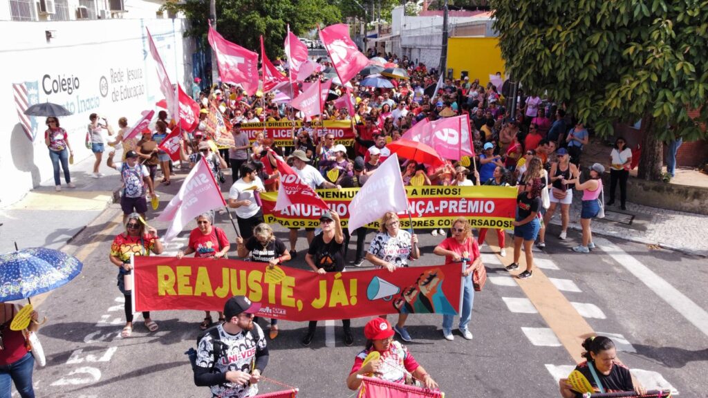 Em paralisação, professores fazem marcha até a Secretaria de Educação