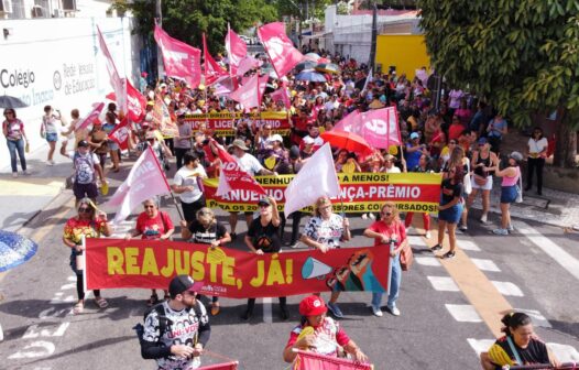 Em paralisação, professores fazem marcha até a Secretaria de Educação