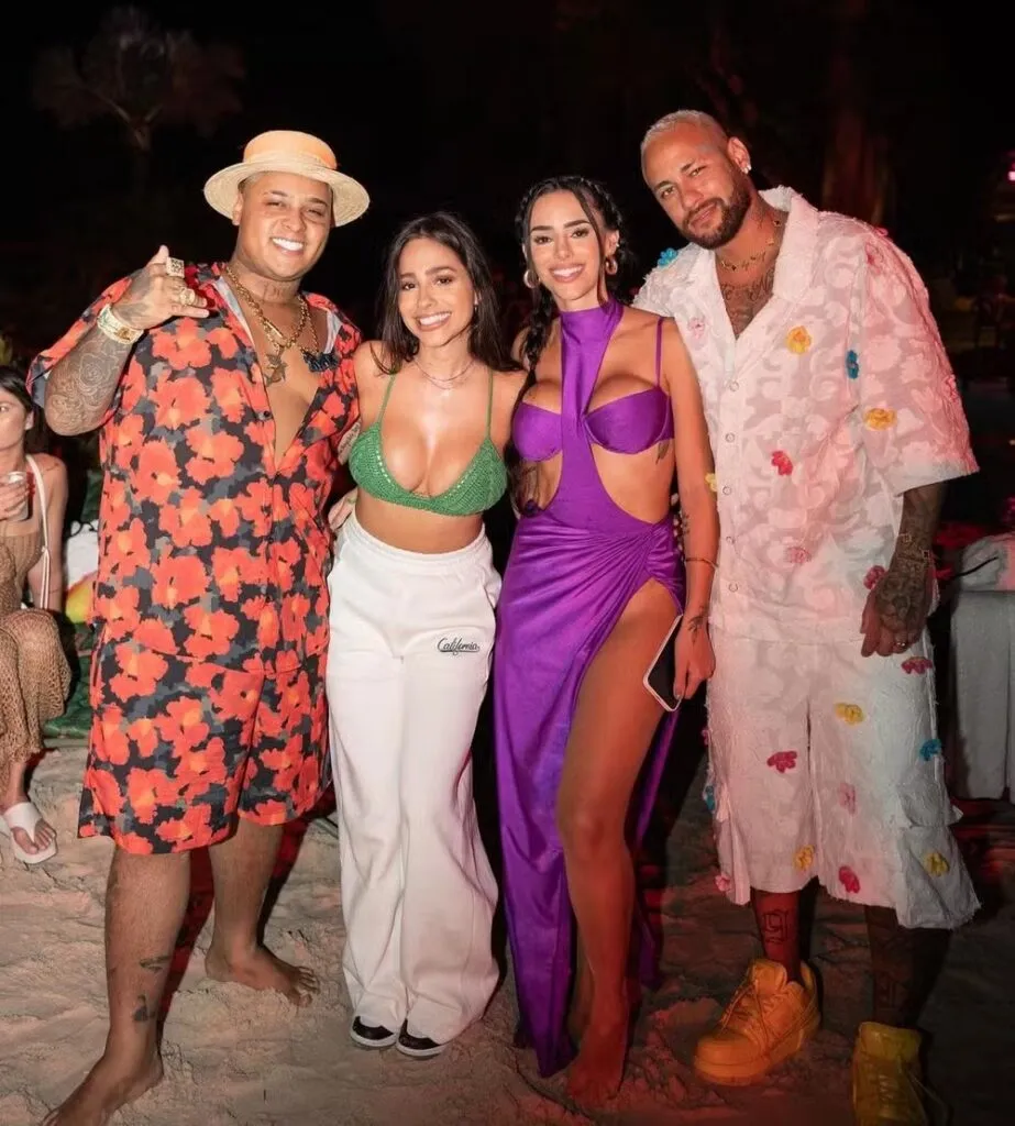 Neymar posa para foto abraçado com Bruna Biancardi em festa de aniversário