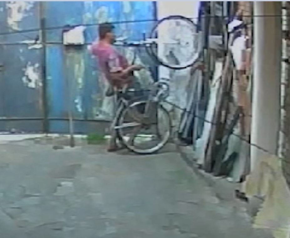 Homem é flagrado em câmera furtando bicicleta de residência na Parangaba