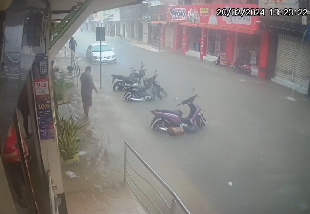Maior chuva do ano em Camocim gera alagamentos nas ruas da cidade