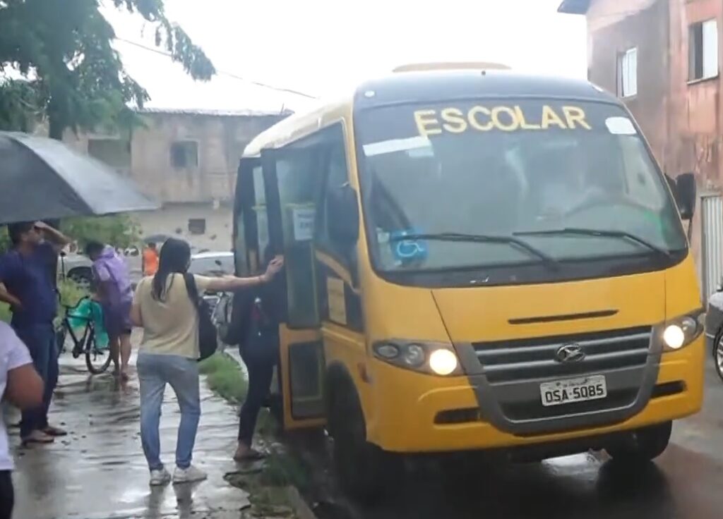 Escola em Fortaleza disponibiliza um micro-ônibus para transportar 380 alunos