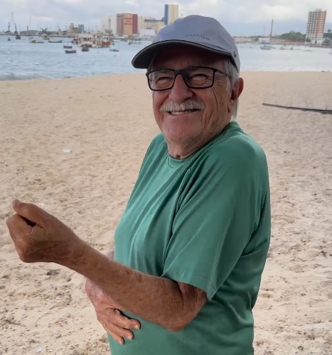 Ary Fontoura relaxa em praia de Fortaleza e grava vídeo dançando forró