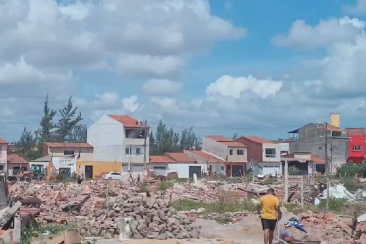 Demolição de casas em terreno em frente ao Aeroporto é concluída