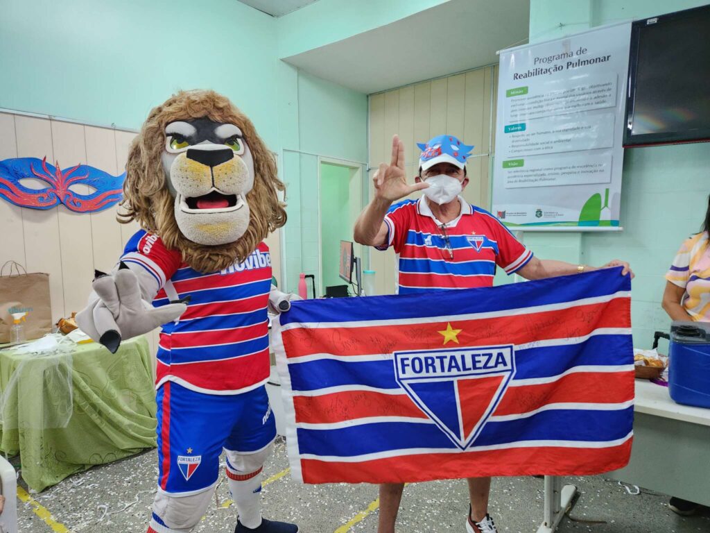 Torcedor transplantado recebe visita surpresa do mascote do Fortaleza em hospital