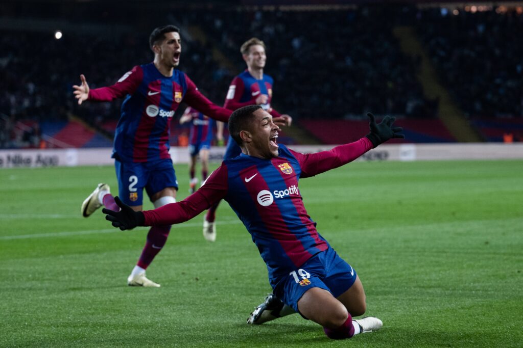 Vitor Roque vira manchete dos jornais após 1º gol: “Rugido do Tigrinho despertou o Barcelona”