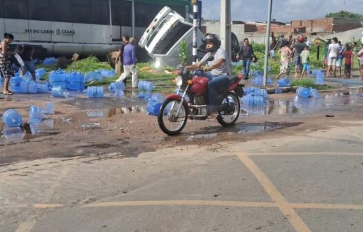 Caminhão colide com VLT do Cariri em Juazeiro do Norte