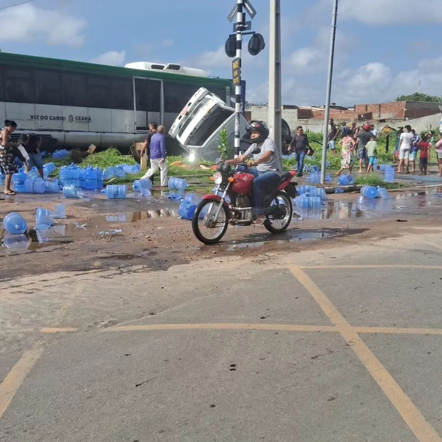 Caminhão colide com VLT do Cariri em Juazeiro do Norte