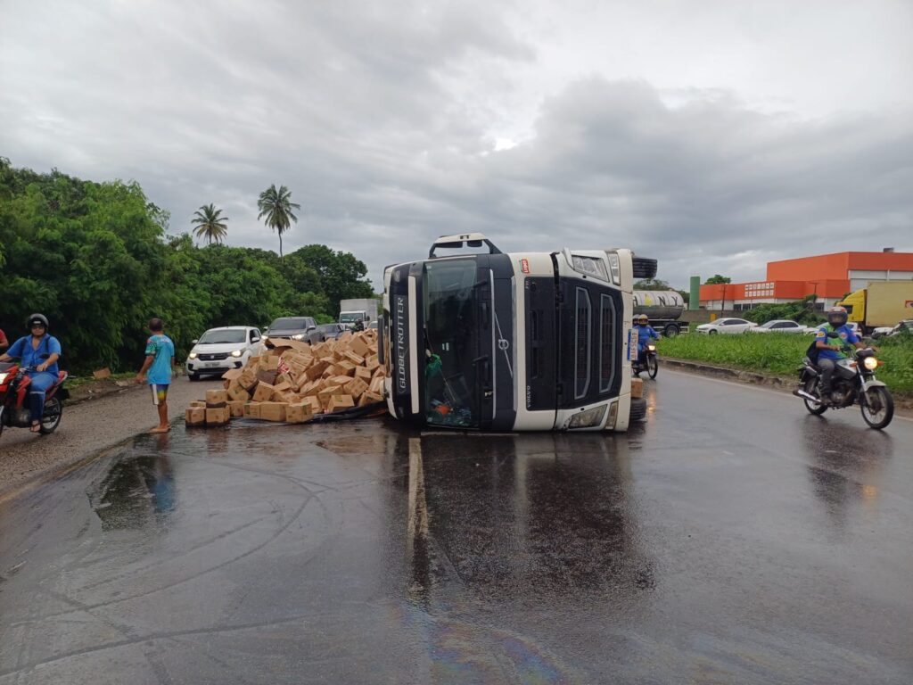 Carreta com carga de goma de tapioca tomba e causa congestionamento na BR-116