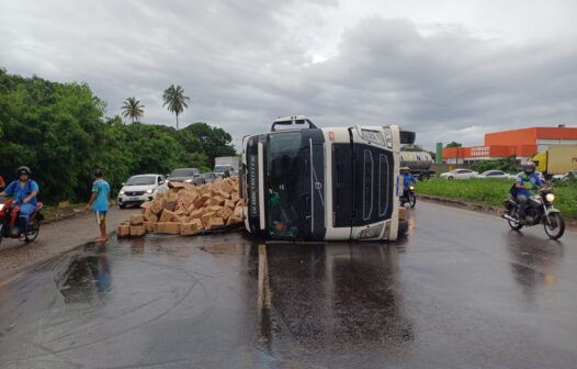 Carreta com carga de goma de tapioca tomba e causa congestionamento na BR-116